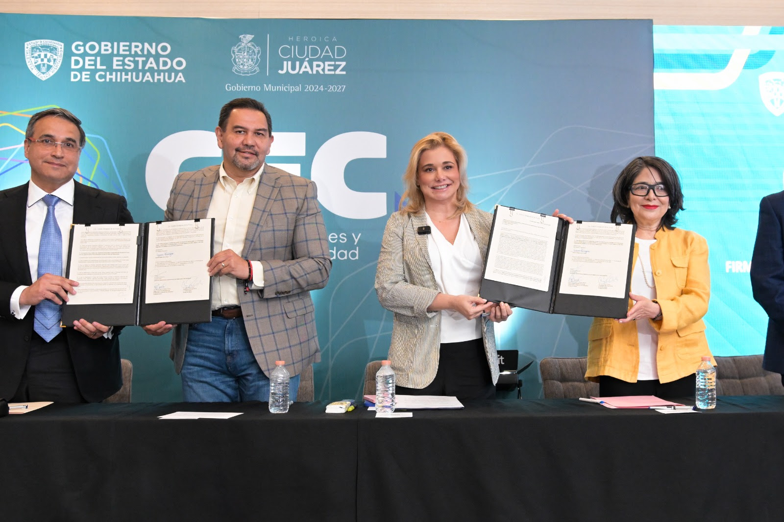 Maru Campos firma carta- donación de terreno para Centro de Convenciones en Juárez