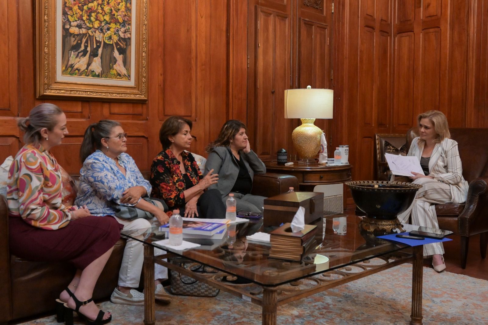 Maru Campos se reúne con activistas y representantes de colectivos de mujeres