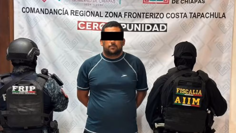 Detienen en Chiapas a maestro acusado de acoso sexual por alumna durante graduación; habría más víctimas