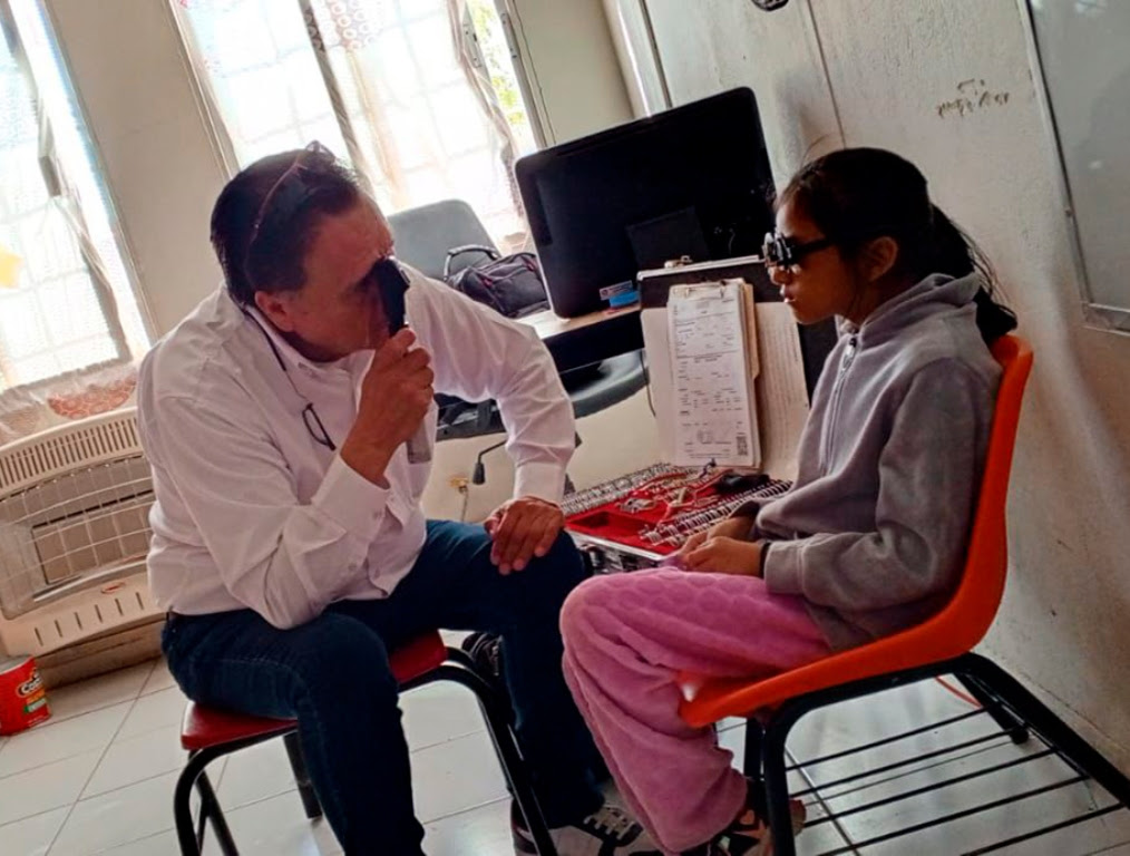 Reparte Estado más de 10 mil lentes gratuitos a estudiantes de educación básica