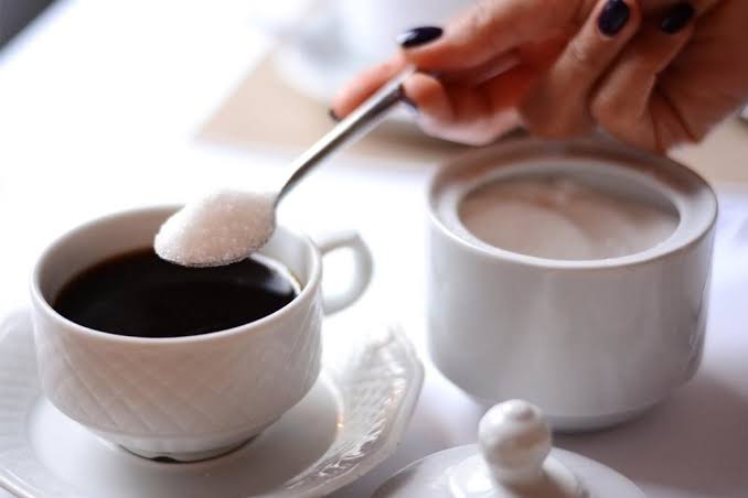 Por qué dejar de ponerle azúcar al café es lo mejor que puedes hacer para tu salud