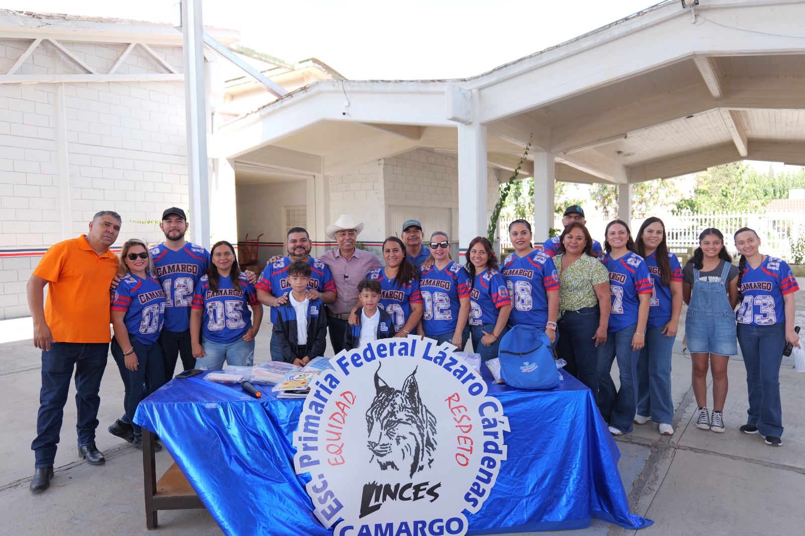 Continúa la entrega de becas escolares en la Escuela Primaria Lázaro Cárdenas
