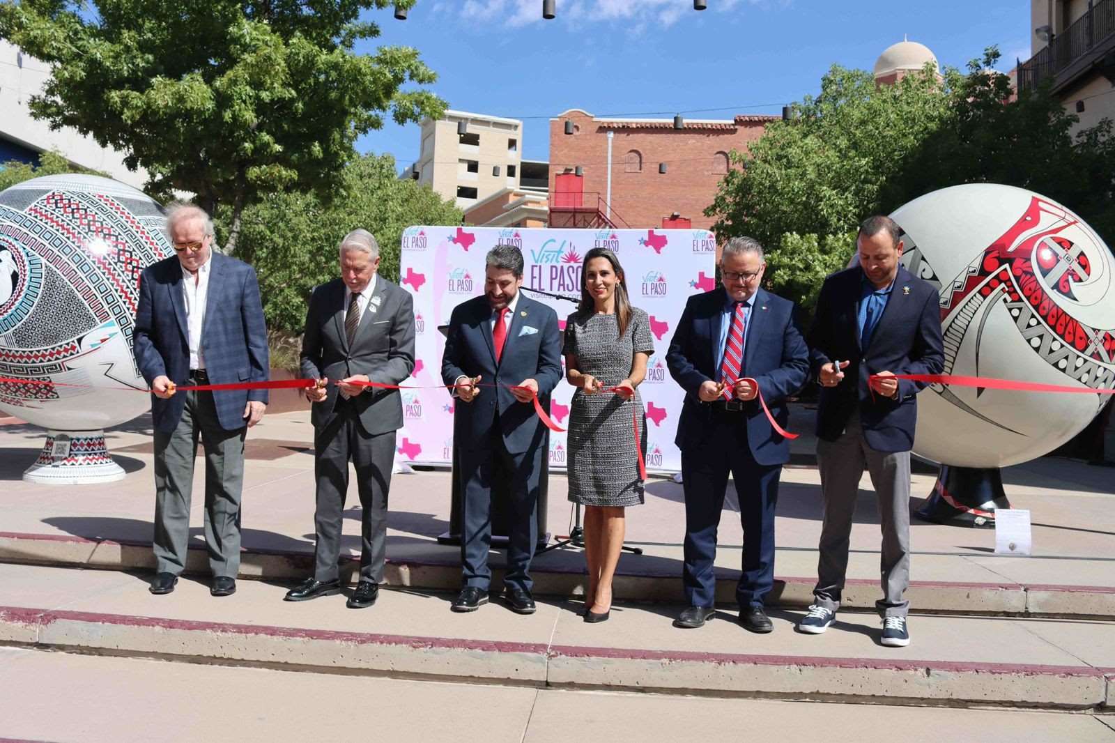 Inauguran exhibición de las esferas monumentales de Mata Ortíz en el centro de El Paso