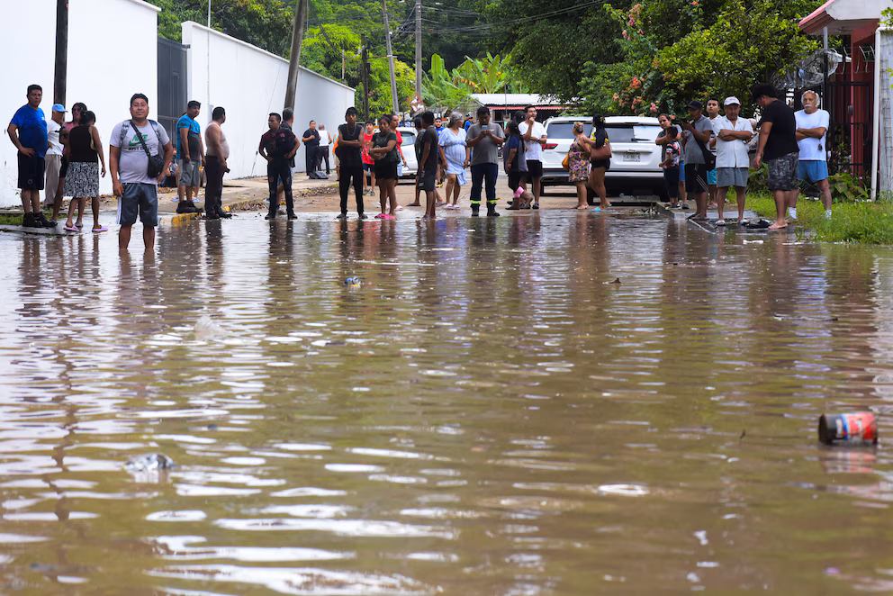 Estudiantes de la Universidad Veracruzana convocan a protestas por la desaparición de 192 compañeros a causa de las inundaciones
