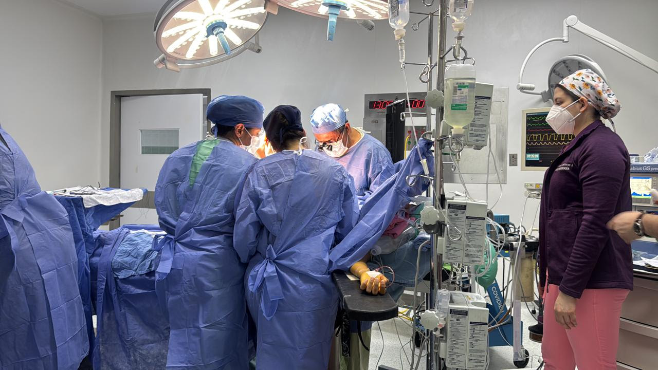 Madre rarámuri dona vida a su hija: Realizan con éxito trasplante renal en el Hospital Central