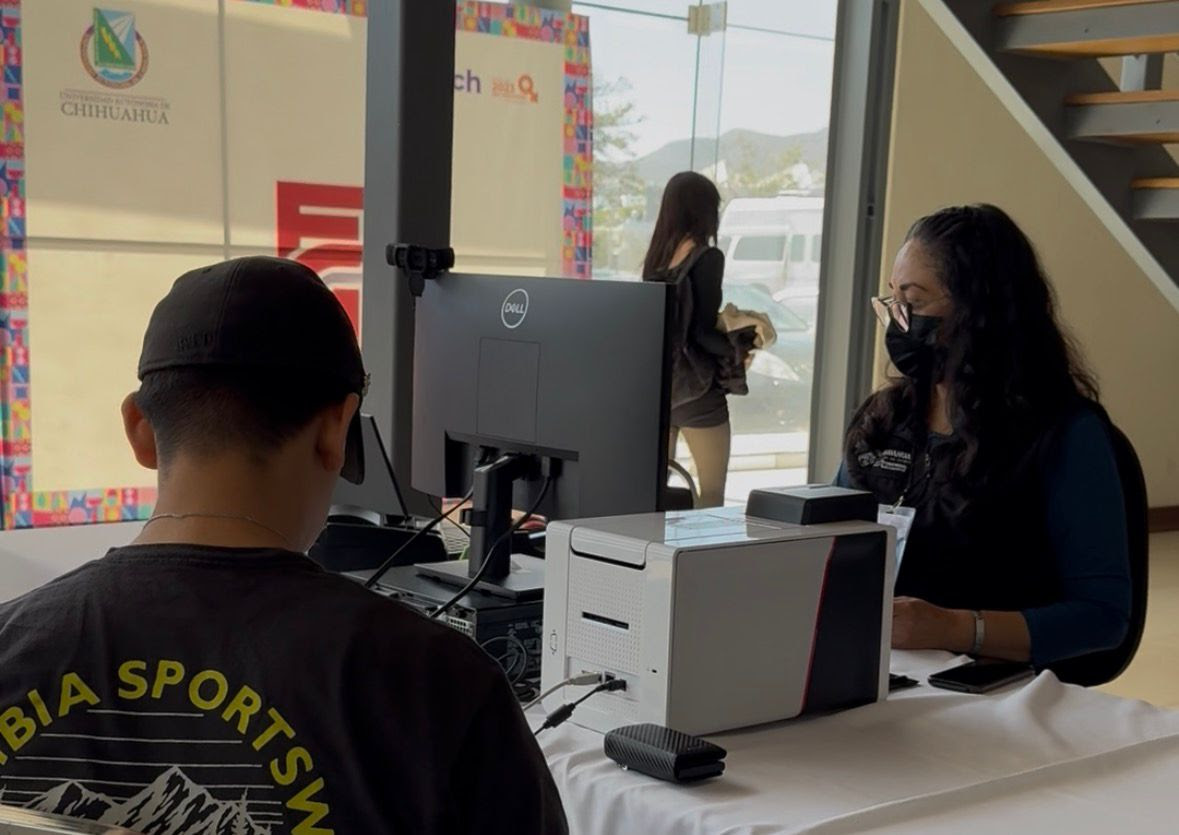 Inicia Bowí campaña de credencialización en la Facultad de Contaduría de la UACH