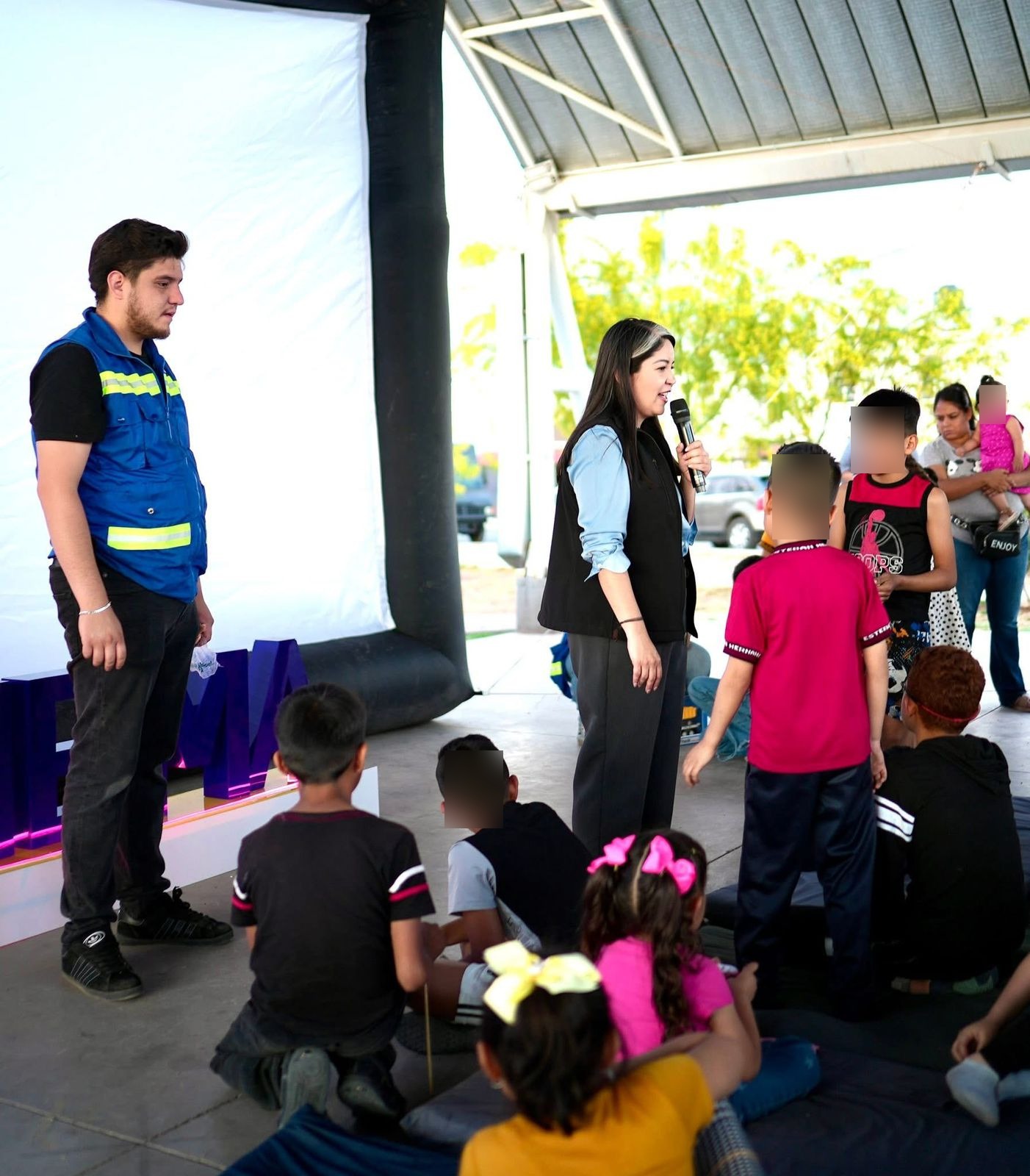La China Frías lleva funciones de cine a distintas colonias de Chihuahua en el marco del Día del Niño