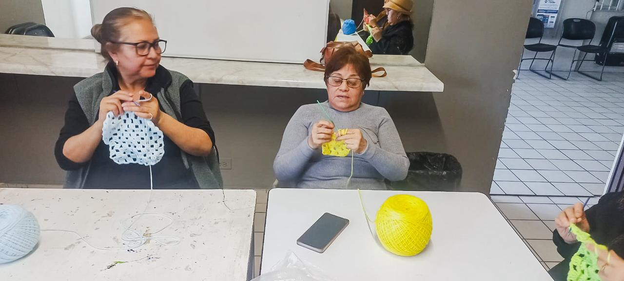 Tejen abuelitas y abuelitos del DIF Municipal cobijas de apoyo para niñas y niños en proceso de recuperación