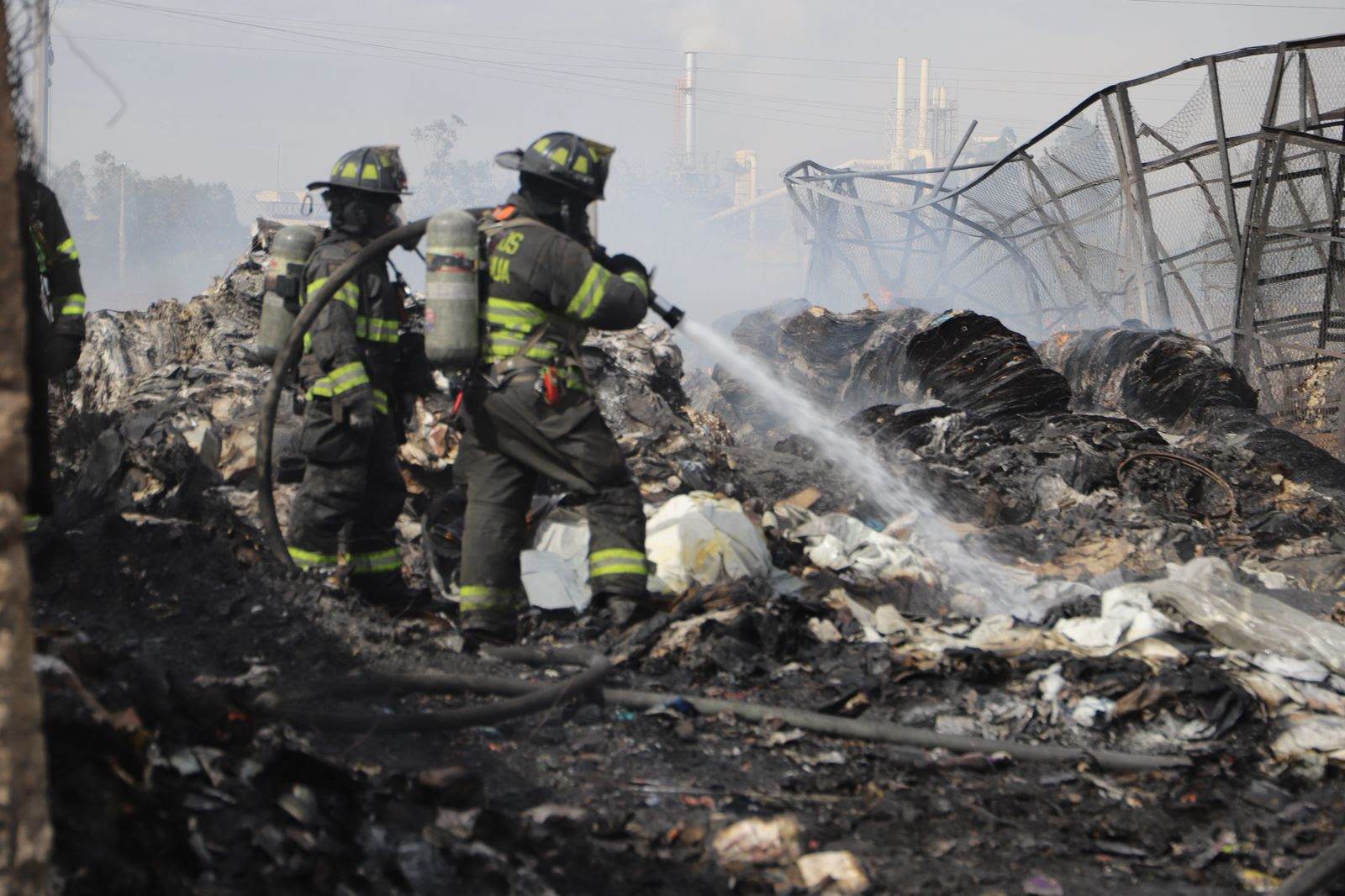 Bomberos sofocan incendio en recicladora de la Juan Pablo II y realizan labores de remoción