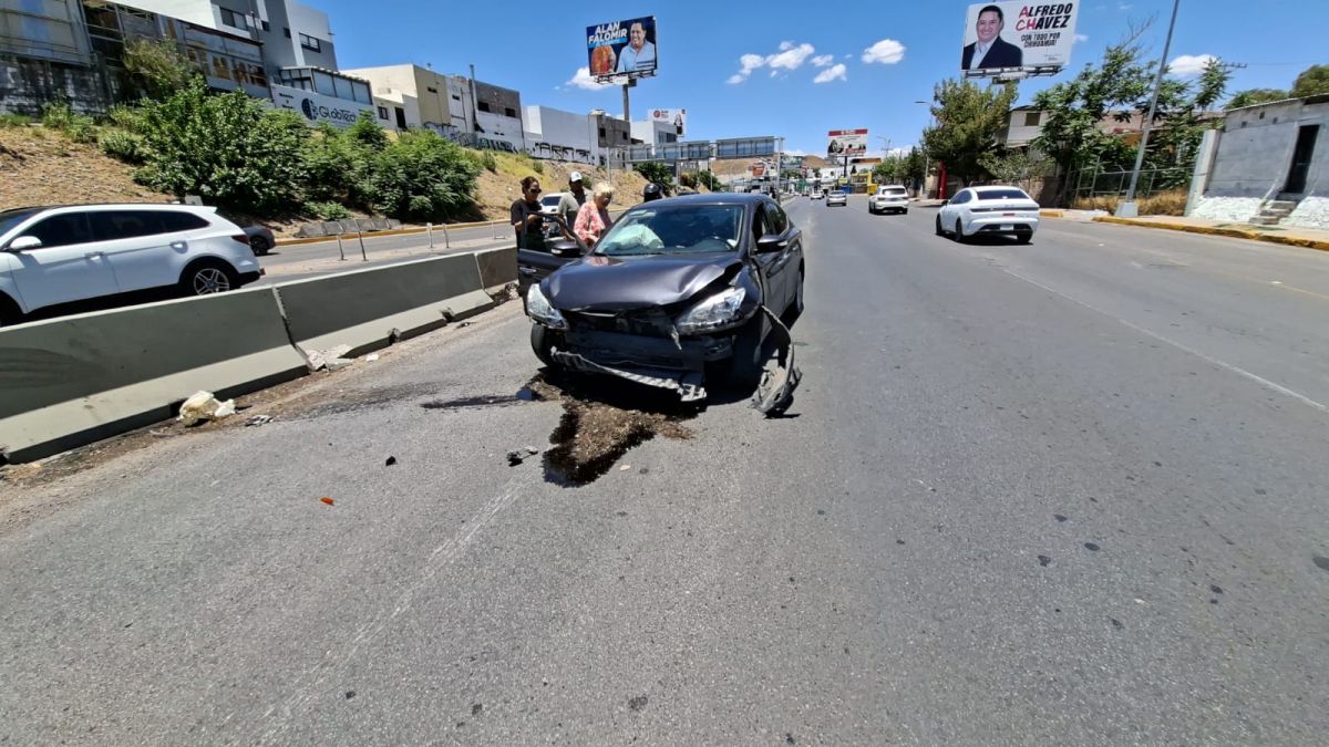 Chihuahua | Pierde control y choca contra muro en La Cantera; provoca cierre parcial de circulación