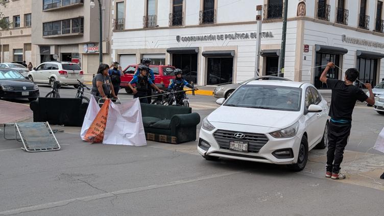 Vuelve a colapsar el Centro; manifestantes cierran calle Aldama