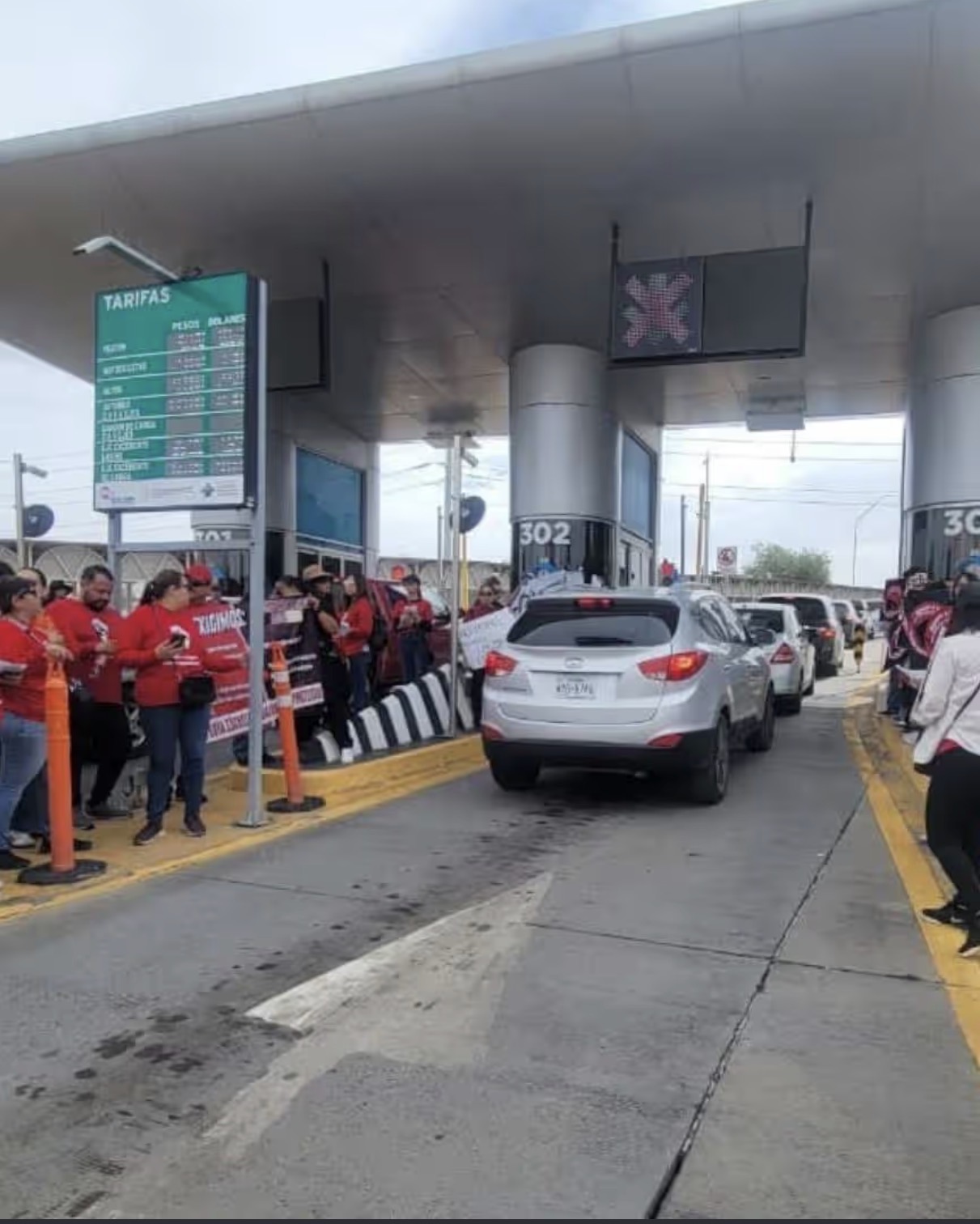 Maestros Liberan Caseta del Puente Zaragoza en Ciudad Juárez; Permiten Paso Libre