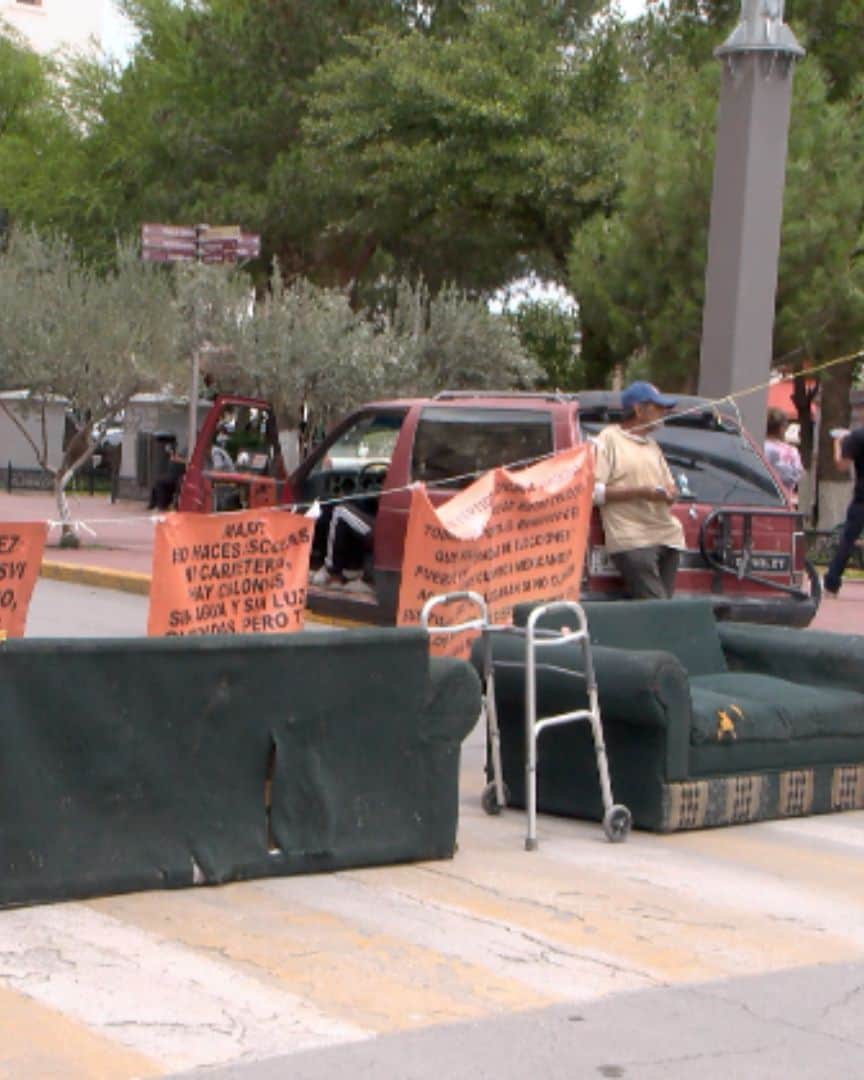Bloquean con Sillones Calle Aldama de Chihuahua por Falta de Respuesta de COESVI