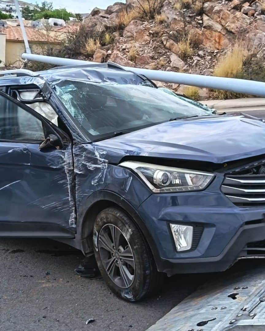 Mujer Choca con Poste en Avenida Puente de Piedra en Chihuahua; Viajaba con Dos Menores