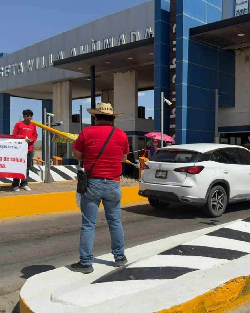 Maestros se Manifiestan y Toman Caseta de Villa Ahumada en Chihuahua