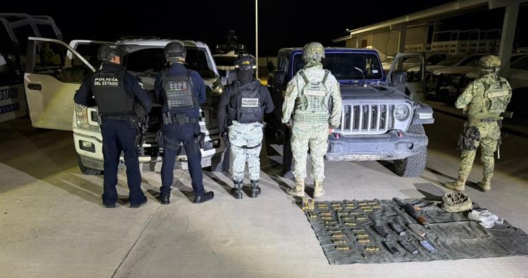 Aseguran arsenal y dos vehículos robados en operativo en Ojinaga