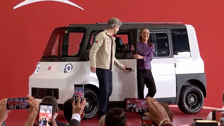 Sheinbaum lo manejó; presentan Olinia 1, auto eléctrico mexicano
