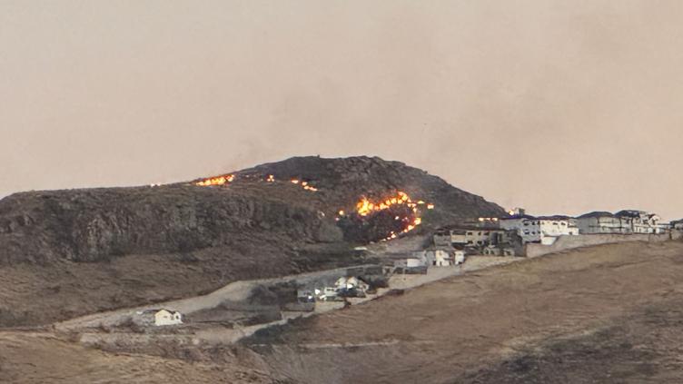 Arde cerro El Mogote; humo y llamas alertan a vecinos