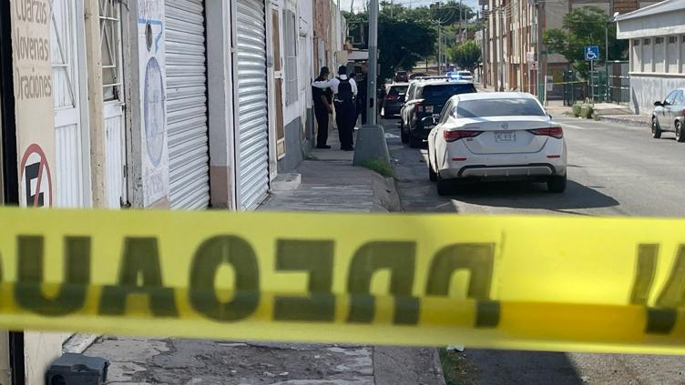 Localizan a hombre sin vida frente a escuela de la zona centro