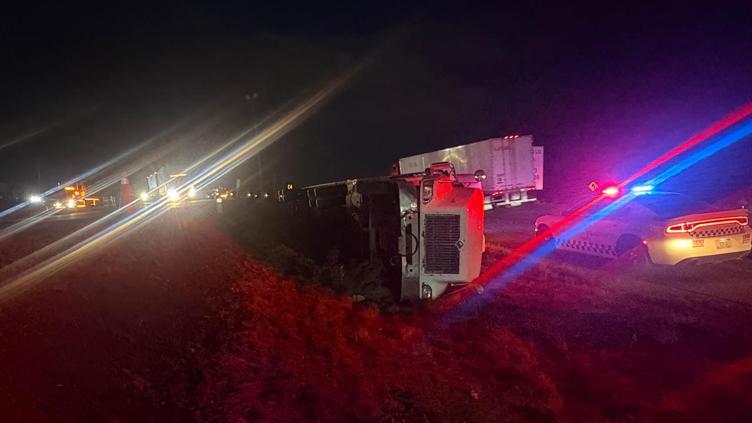 Pierde el control al tomar curva; vuelca en rúa Chihuahua-Juárez
