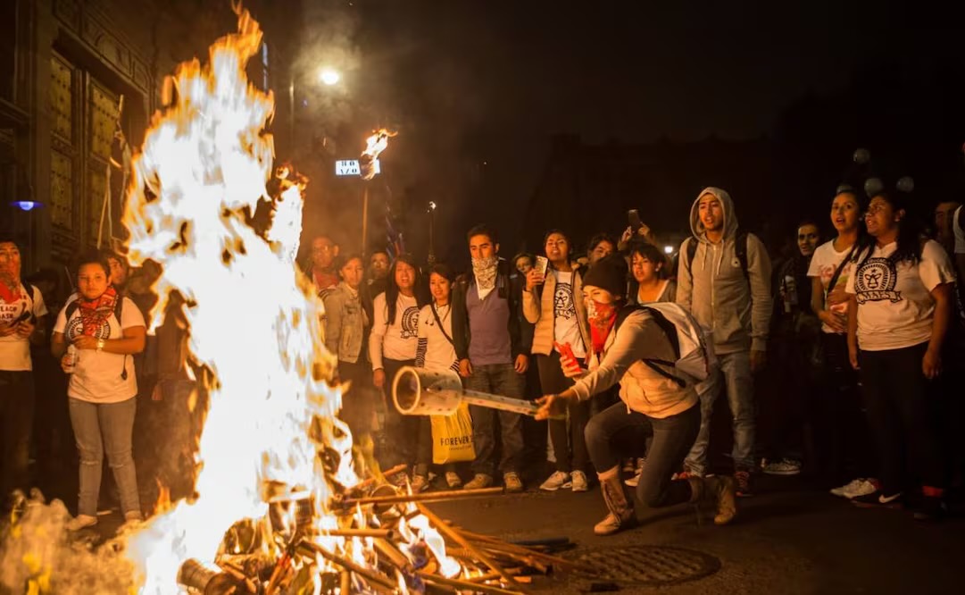 CNTE Y AYOTZINAPA CONVOCAN A MARCHA DE ANTORCHAS; PREVÉN HACERLA UN DÍA ANTES DE LA INAUGURACIÓN DEL MUNDIAL