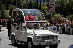 El papa León XIV saluda a los fieles en su recorrido por el centro de Madrid en el papamóvil, en el primer trayecto que el Sumo Pontífice realiza con este vehículo por la capital, para dirigirse a la Plaza de Colón, este sábado, primer día los seis que componen su visita oficial a España.