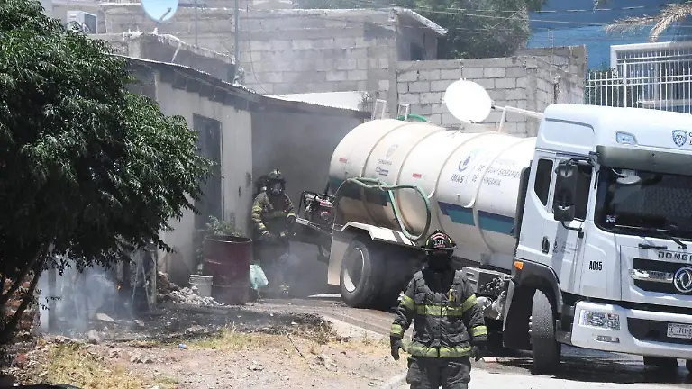 Incendio en Cumbres del Sur moviliza a Bomberos y DSPM tras rápida propagación entre dos viviendas