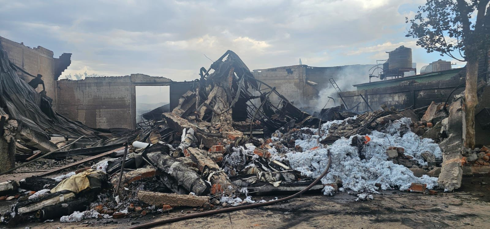 Sofocan bomberos incendio en bodega de la colonia 3 de Mayo