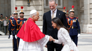 La reina Letizia, junto al rey Felipe VI, saluda al papa León XIV en la Plaza de la Armería del Palacio Real, donde ha tenido lugar la bienvenida oficial con la rendición de honores y la interpretación de los himnos nacionales de España y del Estado de la Ciudad del Vaticano.