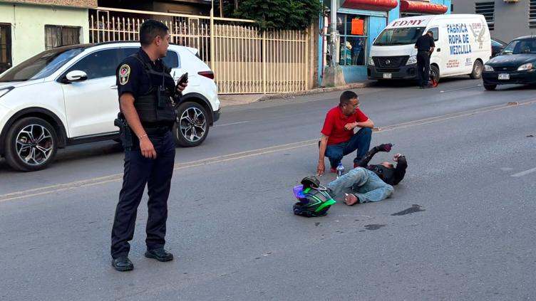 Motociclista es proyectado tras choque en Nueva España; sufre fractura